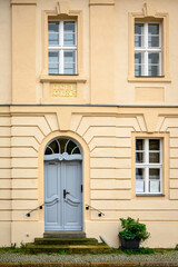 Eingangsportal am denkmalgeschützten ehemaligen Pfarrhaus in Beeskow. Vergoldete Inschrift: 