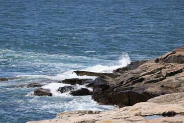 Fototapeta na wymiar Ocean crashing against a rocky shore