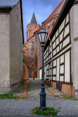 Blick durch eine enge Gasse auf die Pfarrkirche St. Marien in Beeskow - Graffiti-Schmierereien...