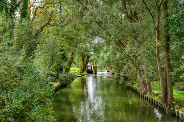 Blick von Nordosten auf die Schleuse am herbstlichen Beeskower Walkmuehlengraben