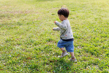 公園で走り回る子供