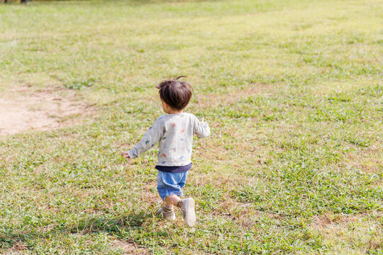 公園で走り回る子供