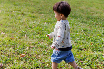 公園で走り回る子供