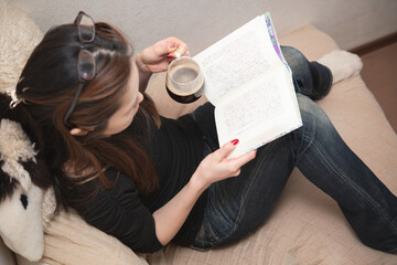 Obraz premium コーヒーを飲みながら本を読む女性