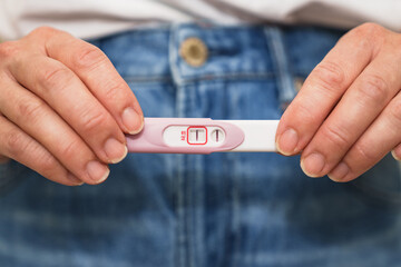 妊娠検査薬 の 陽性 で 妊娠 を確認する 【 不妊治療 の イメージ 】
