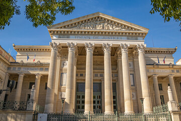 palais de justice de la ville de Nîmes dans le Gard (France) - obrazy, fototapety, plakaty