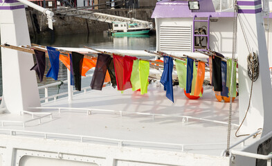 Drapeaux pour le repère des filets et casiers de pêche en mer rangés sur le pont d'un bateau...
