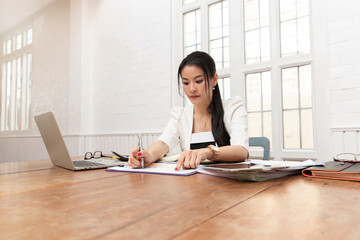 Obraz premium Freelancer business woman analysing document while working with business chart in cafe.