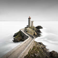 Der wunderschöne Phare du Petit Minou an der bretonischen Küste bei Brest, Frankreich.
