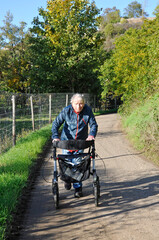 frau mit rollator unterwegs