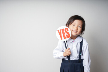 制服姿の少女が選択する