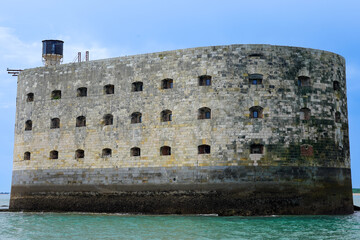 Le Fort Boyard est une fortification située sur un banc formé à l'origine par un banc de sable,...