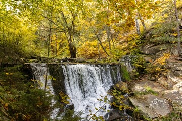 Fototapeta na wymiar wodospad jesienią w górach