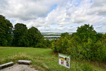 Panorama-Blick auf Landshut vom Aussichtsturm Naturschutzgebiet Isarleite Landshut