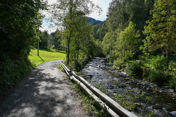 Wanderweg und kleiner Bach der Gilfenklamm bei Stange, Sterzing, Autonome Provinz Bozen -...