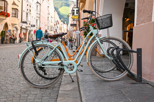 Zwei Fahrräder stehend in einem Fahrrad-Ständer in der Altstadt bzw. Neustadt in Sterzing, Autonome Provinz Bozen - Südtirol, Italien - 12.09.2022