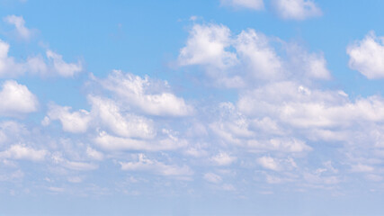 Naklejka premium abstract background of white fluffy clouds on a bright blue sky