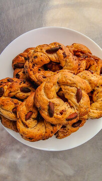 Tradizionali taralli napoletani appena sfornati con sugna, pepe e mandorle