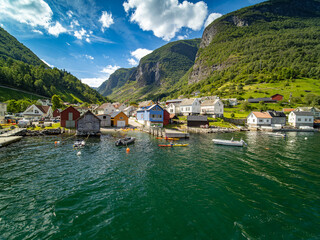 Fototapeta na wymiar Das Dorf Undredal vom Fjord