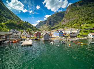 Fototapeta na wymiar Das Dorf Undredal vom Fjord