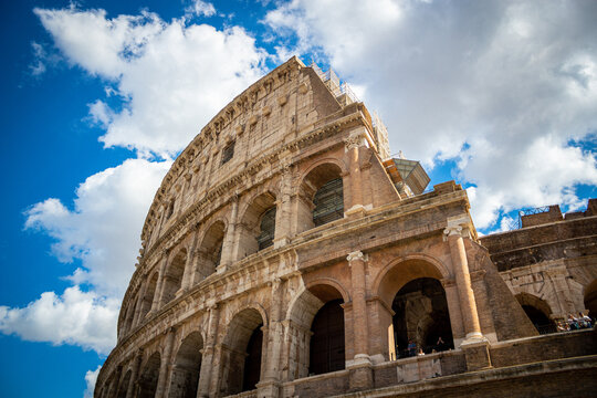 Roma punta del Colosseo di giorno con un bel cielo