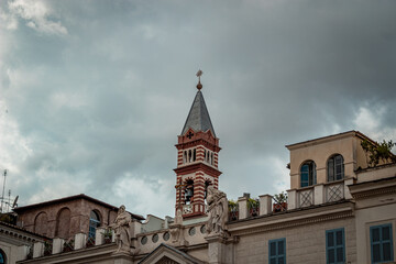 Fototapeta na wymiar Chiesa di roma sui tetti con cielo nuvoloso