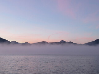Morgennebel am See