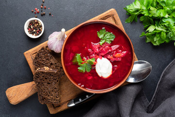 Bowl of ukrainian beetroot soup Borscht served with sour cream and rye bread, table top view - 538997883