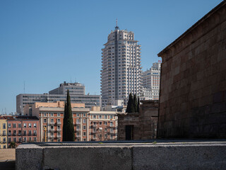 Tempel von Debod in Madrid, Spanien, mit Hochhäusern im Hintergrund