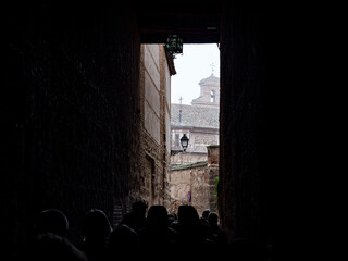 Touristen drängen durch eine enge Gasse in der Altstadt von Toledo, Spanien - obrazy, fototapety, plakaty