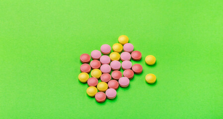 Obraz premium Tablets. Medicine. The science. Pills for diseases on a green background.