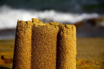 representation of a sand castle at the sea © Lozerno