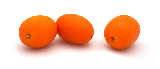 Trio de kumquat isolés sur fond blanc