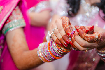 henna on hands