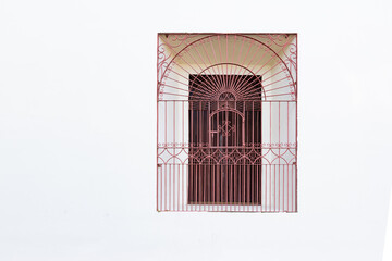 Detalle de la reja que protege una ventana en la Basílica de la ciudad de El Viejo.