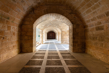Pasadizo con arcos en el sótano de las murallas de Dalt Murada junto al Palacio Real de la Almudaina en Palma de Mallorca. Islas Baleares, España. © Concept Island