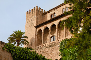 Obraz premium Palacio Real de la Almudaina, en Palma de Mallorca, visto desde el parque del mar. Antiguo palacio musulmán reconvertido en Palacio Real en la época medieval.
