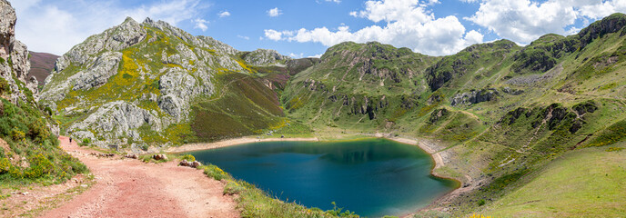 Panorámica del Lago de la Cueva en Asturias, precioso paisaje con agua turquesa rodeado de...