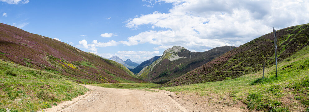 Panor&aacute;mica del Alto de la Farrapona es un puerto de monta&ntilde;a entre los parques naturales de Somiedo y de Las Ubi&ntilde;as-La Mesa. rodeado de gran belleza, en el norte de Espa&ntilde;a, verano 2021
