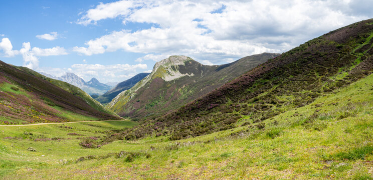 Panor&aacute;mica del Alto de la Farrapona es un puerto de monta&ntilde;a entre los parques naturales de Somiedo y de Las Ubi&ntilde;as-La Mesa. rodeado de gran belleza, en el norte de Espa&ntilde;a, verano 2021
