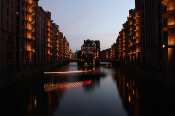 Fototapeta na wymiar Hamburg At Night Over The Bridge 4K Wallpaper