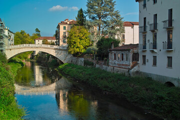 Fototapeta na wymiar Altstadt von Vicenza mit dem Fluss Retrone