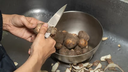 Foto auf Leinwand 日本の里芋の皮を剥く。 © aomas