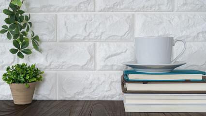 コーヒーと山積みの本。