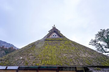 苔むした古い茅葺屋根の情景＠美山、京都