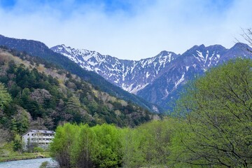 青空バックに見る穂高連峰と新緑のコラボ情景＠上高地、長野