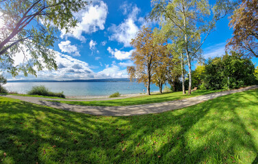 Herbst am schönen Bodensee blauer Himmel Sonnenschein 