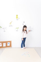 Fototapeta premium 教室で楽しく英語を勉強する子ども