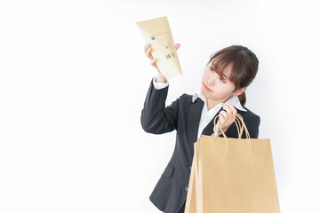 給与に不満を抱く女性・ベースアップ・春闘イメージ