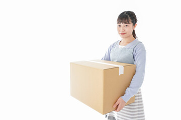 引越しをする若い女性